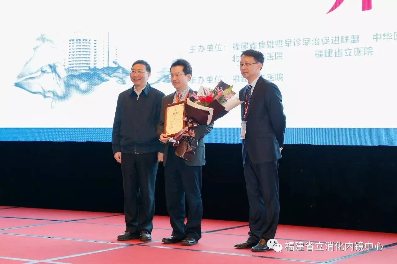 图7 朱鹏立院长向杨爱明教授颁发360环球在线登录学术顾问聘书.jpg