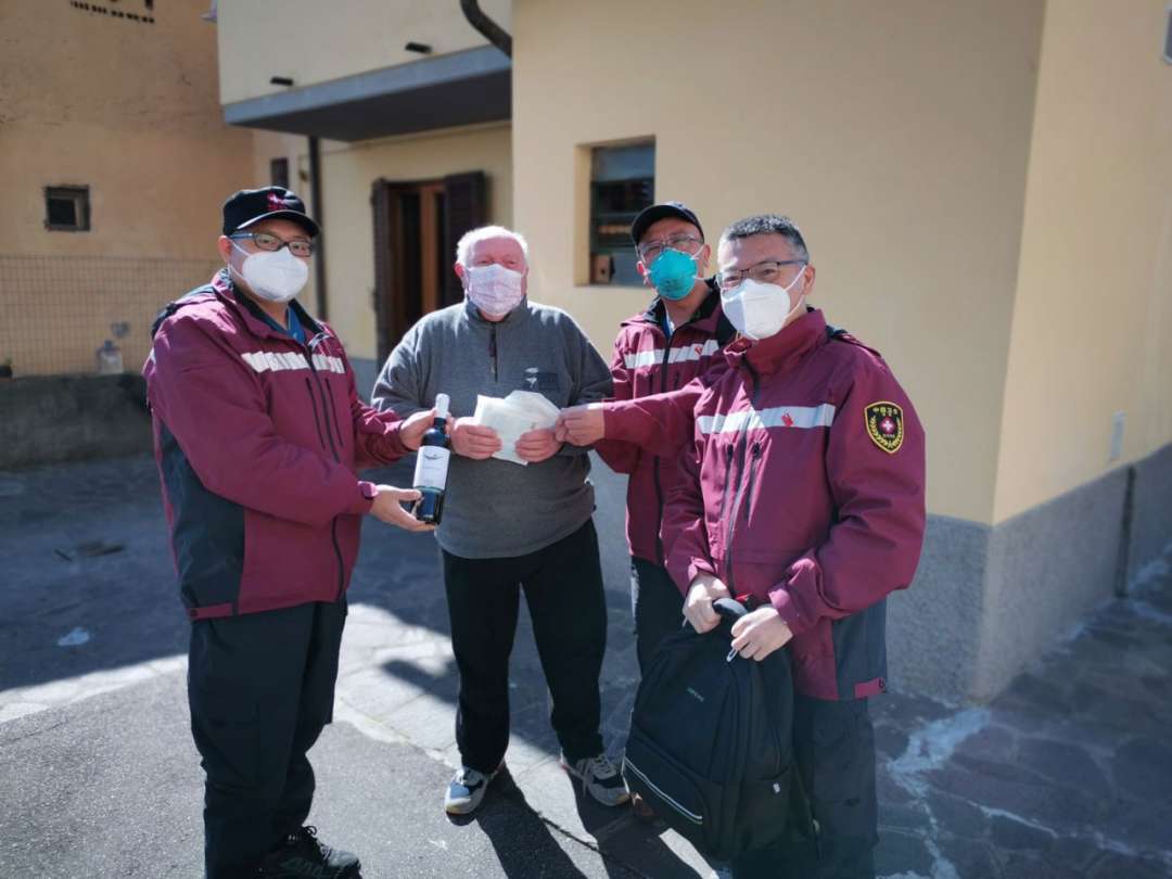11意大利市民送葡萄酒.jpg